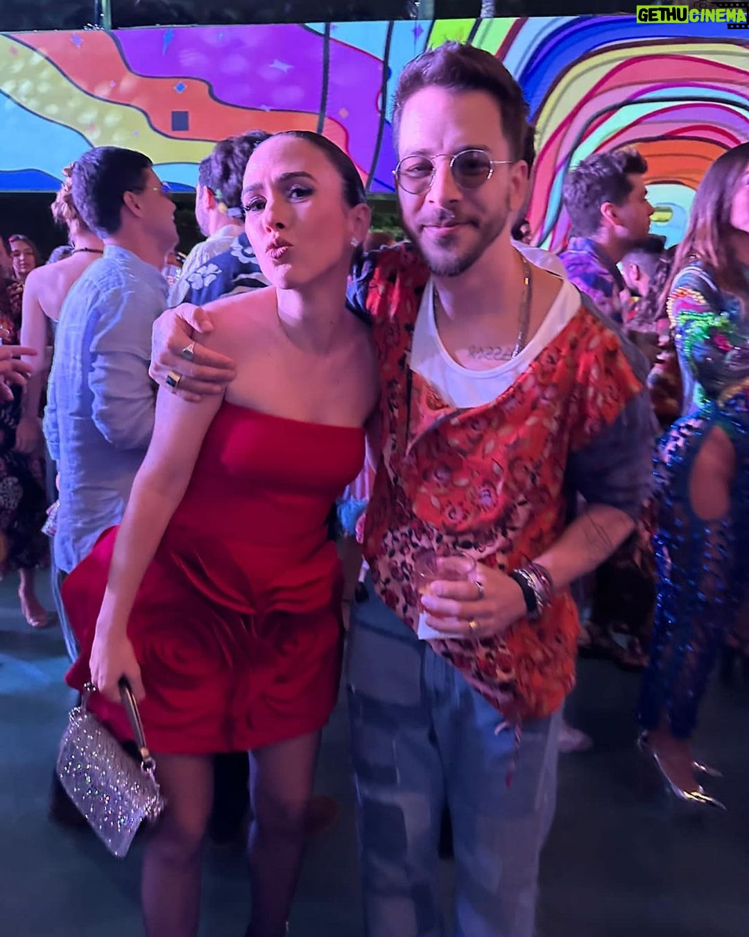Tatá Werneck Instagram - Festa linda musa @angelicaksy ! Com a maravilhosa @claudiaraia e finalmente conheci meu amor de infância (c todo respeito ) @junior_oficial (e confesso que dei uma belíssima chorada em público )