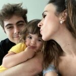 Tatá Werneck Instagram - Hoje é aniversário do nosso amor papai Rafa. Achei que nunca fosse me referir ao pai da minha filha como papai. Achei que nunca fosse durar tanto tempo . Achei que nunca fôssemos permanecer depois da pandemia . Achei que vc nunca fosse se tornar um rambo de tanto malhar. Achei que nunca fosse ouvir conselhos de alguém mais novo. Achei que nunca fosse fazer novela com você e achar legal. Achei que não iria continuar te achando lindo depois daquela fase que vv usou um mega hair mal colocado. Feliz do "achei que nunca". Saúde, paz, sucesso e amor! E que vc volte a cozinhar. Pra conquistar fazia aquele macarrão. Hoje nao tá fazendo nem queijo quente . @rafaavitti