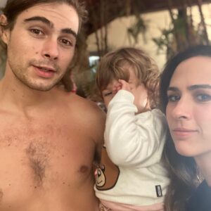 Tatá Werneck Instagram - Hoje é aniversário do nosso amor papai Rafa. Achei que nunca fosse me referir ao pai da minha filha como papai. Achei que nunca fosse durar tanto tempo . Achei que nunca fôssemos permanecer depois da pandemia . Achei que vc nunca fosse se tornar um rambo de tanto malhar. Achei que nunca fosse ouvir conselhos de alguém mais novo. Achei que nunca fosse fazer novela com você e achar legal. Achei que não iria continuar te achando lindo depois daquela fase que vv usou um mega hair mal colocado. Feliz do "achei que nunca". Saúde, paz, sucesso e amor! E que vc volte a cozinhar. Pra conquistar fazia aquele macarrão. Hoje nao tá fazendo nem queijo quente . @rafaavitti