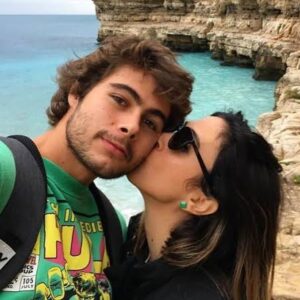 Tatá Werneck Instagram - Hoje é aniversário do nosso amor papai Rafa. Achei que nunca fosse me referir ao pai da minha filha como papai. Achei que nunca fosse durar tanto tempo . Achei que nunca fôssemos permanecer depois da pandemia . Achei que vc nunca fosse se tornar um rambo de tanto malhar. Achei que nunca fosse ouvir conselhos de alguém mais novo. Achei que nunca fosse fazer novela com você e achar legal. Achei que não iria continuar te achando lindo depois daquela fase que vv usou um mega hair mal colocado. Feliz do "achei que nunca". Saúde, paz, sucesso e amor! E que vc volte a cozinhar. Pra conquistar fazia aquele macarrão. Hoje nao tá fazendo nem queijo quente . @rafaavitti