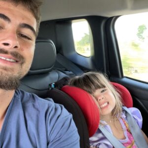 Tatá Werneck Instagram - Hoje é aniversário do nosso amor papai Rafa. Achei que nunca fosse me referir ao pai da minha filha como papai. Achei que nunca fosse durar tanto tempo . Achei que nunca fôssemos permanecer depois da pandemia . Achei que vc nunca fosse se tornar um rambo de tanto malhar. Achei que nunca fosse ouvir conselhos de alguém mais novo. Achei que nunca fosse fazer novela com você e achar legal. Achei que não iria continuar te achando lindo depois daquela fase que vv usou um mega hair mal colocado. Feliz do "achei que nunca". Saúde, paz, sucesso e amor! E que vc volte a cozinhar. Pra conquistar fazia aquele macarrão. Hoje nao tá fazendo nem queijo quente . @rafaavitti