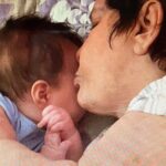 Tatá Werneck Instagram - Hoje seria aniversário da minha Denguinho. Fico imaginando se ela tinha dimensão do meu amor. Eu falava todos os dias que eu a amava. Desde criança. Mas isso era pouco perto do meu amor. Que exista um lugar lindo pertinho de Deus (por quem ela sempre foi tão apaixonada) pra receber e abraçar vc , minha denguinho. Eu sinto muito sua falta. Mas te sinto por perto o tempo todo. Você está sempre comigo nos sonhos. Você está quando penso em Deus e no amor que vc me ensinou a sentir. E está quando minha fé tá esquisita. Vc esta antes de trabalhar e na hora de agradecer. Postando aqui pq vc gostava de ser homenageada. Lutou demais pra criar os filhos e os netos. Então sei que está bem. Meu receio é apenas sobre a questão dos salgadinhos e da calêndula. Tem aí?