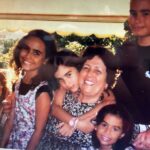 Tatá Werneck Instagram - Hoje seria aniversário da minha Denguinho. Fico imaginando se ela tinha dimensão do meu amor. Eu falava todos os dias que eu a amava. Desde criança. Mas isso era pouco perto do meu amor. Que exista um lugar lindo pertinho de Deus (por quem ela sempre foi tão apaixonada) pra receber e abraçar vc , minha denguinho. Eu sinto muito sua falta. Mas te sinto por perto o tempo todo. Você está sempre comigo nos sonhos. Você está quando penso em Deus e no amor que vc me ensinou a sentir. E está quando minha fé tá esquisita. Vc esta antes de trabalhar e na hora de agradecer. Postando aqui pq vc gostava de ser homenageada. Lutou demais pra criar os filhos e os netos. Então sei que está bem. Meu receio é apenas sobre a questão dos salgadinhos e da calêndula. Tem aí?