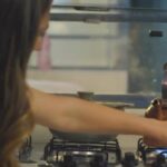 Tatá Werneck Instagram - Quem nunca escondeu algo do irmão enquanto fazia café? @deborafalabellaoficial