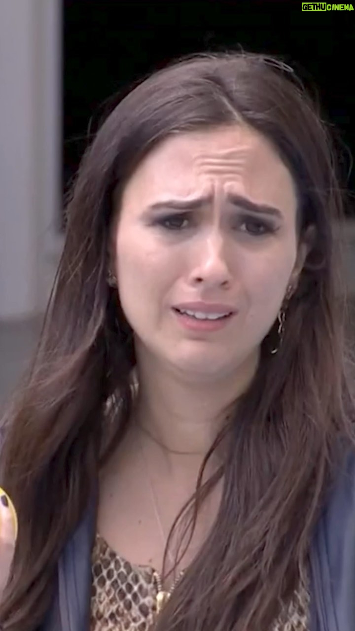 Tatá Werneck Instagram - E quando a Valdirene invadiu a casa do @bbb e não quis mais sair? 🤭 Não julgo… Ela deu muito orgulho pra minha embaixadora @tatawerneck! 👏😂 #AmorÀVida #BBB24 #BBBNoGloboplay #PraTodosVerem: Cena de Tatá Werneck como Valdirene na novela Amor à Vida. A personagem fez uma participação no BBB14 e, no trecho, ela perde uma prova, mas se recusa a deixar o programa, sendo carregada por dois “ninjas” da produção.