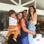 Tatá Werneck Instagram - Amigos há 20 anos, amigos novos , meus pais e minha tia . Meu marido e minha filha. Obrigada por todas as mensagens lindas que recebi de aniversário. Recebi muitas flores lindas e muito amor. Agradeço demais pela folga alcançada (obrigada produção da novela!) pq são semanas emendando . Minha sinto cada vez mais feliz fazendo o que amo sabendo que o nosso maior bem é a saúde e as relações que fazemos. Um beijo da minha diástase em vcs! Obrigada meu Deus por ser perfeito em cada detalhe. 🦋
