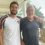 Tatá Werneck Instagram - O clássico Fla Flu. O que eles tem em comum? Além de me amarem e se irritarem com minha bagunça com a mesma facilidade? São pais presentes. Não acham que estão ajudando. Estão fazendo o papel deles. Meu pai que ia me pegar em tudo. Que ia em todas as minhas apresentações , que acordava de madrugada pra me levar pra fazer xixi. E assim será com Rafa e Caca. Caca tem a sorte de ter um pai que sabe que não basta se apaixonado e amar mais que tudo . Tem que fazer o máximo e o mínimo todos os dias. Como as mães sempre fazem. Rafa é o melhor paí que já vi. Ele pesquisa, Estuda. Acolhe. Pai te amo mto! Obrigada por tudo . Caca e eu temos sorte . E vcs tb 🦋 quando caca souber escrever certamente dirá que vc é o ídolo dela . amamos vcs. Beijos da botafoguense (essa frase final vai gerar conflito . Que vença o melhor )