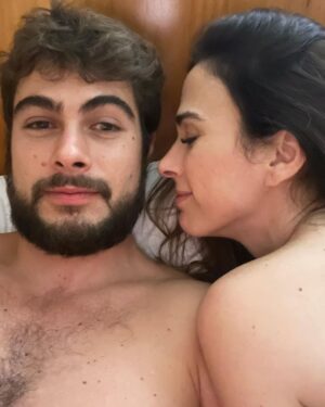 Tatá Werneck Instagram - Esse post é mais do que um agradecimento ao seu amor, companheirismo, paizão que é da nossa pequenininha, roubar meu desodorante há 7 anos, e ter me dado uma família. Esse post é pra agradecer a Lecy que todo ano me lembra que é nosso aniversário de casamento 🦋 te amo. Obrigada pela filha mais linda que eu poderia ousar em pedir a Deus 🦋 percebam que nas fotos mais recentes rafa foi ficando mais arrogante por estar malhando #pubi