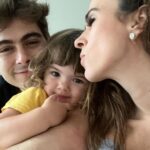 Tatá Werneck Instagram - Esse post é mais do que um agradecimento ao seu amor, companheirismo, paizão que é da nossa pequenininha, roubar meu desodorante há 7 anos, e ter me dado uma família. Esse post é pra agradecer a Lecy que todo ano me lembra que é nosso aniversário de casamento 🦋 te amo. Obrigada pela filha mais linda que eu poderia ousar em pedir a Deus 🦋 percebam que nas fotos mais recentes rafa foi ficando mais arrogante por estar malhando #pubi