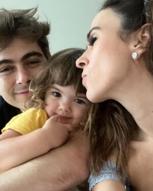 Tatá Werneck Instagram - Esse post é mais do que um agradecimento ao seu amor, companheirismo, paizão que é da nossa pequenininha, roubar meu desodorante há 7 anos, e ter me dado uma família. Esse post é pra agradecer a Lecy que todo ano me lembra que é nosso aniversário de casamento 🦋 te amo. Obrigada pela filha mais linda que eu poderia ousar em pedir a Deus 🦋 percebam que nas fotos mais recentes rafa foi ficando mais arrogante por estar malhando #pubi