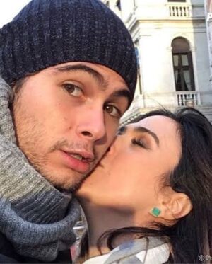 Tatá Werneck Instagram - Esse post é mais do que um agradecimento ao seu amor, companheirismo, paizão que é da nossa pequenininha, roubar meu desodorante há 7 anos, e ter me dado uma família. Esse post é pra agradecer a Lecy que todo ano me lembra que é nosso aniversário de casamento 🦋 te amo. Obrigada pela filha mais linda que eu poderia ousar em pedir a Deus 🦋 percebam que nas fotos mais recentes rafa foi ficando mais arrogante por estar malhando #pubi