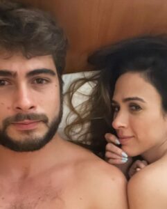 Tatá Werneck Instagram - Esse post é mais do que um agradecimento ao seu amor, companheirismo, paizão que é da nossa pequenininha, roubar meu desodorante há 7 anos, e ter me dado uma família. Esse post é pra agradecer a Lecy que todo ano me lembra que é nosso aniversário de casamento 🦋 te amo. Obrigada pela filha mais linda que eu poderia ousar em pedir a Deus 🦋 percebam que nas fotos mais recentes rafa foi ficando mais arrogante por estar malhando #pubi