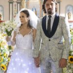 Tatá Werneck Instagram - #TERRAEPAIXÃO 📺 Lá vem a noiva! 💐 Anely vai mesmo se casar com Natercinho. Tudo por interesse, claro, já que o cara tem muita grana. Decidida, a irmã de Lucinda vai surpreender seus convidados com um vestido todo iluminado e será conduzida até o altar pelo sobrinho Cristian. 🥰 Será que Luigi irá aceitar perder sua amada tão facilmente? [📸: Globo/Fábio Rocha]