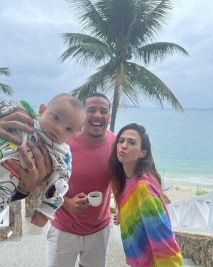 Tatá Werneck Instagram - Amigos há 20 anos, amigos novos , meus pais e minha tia . Meu marido e minha filha. Obrigada por todas as mensagens lindas que recebi de aniversário. Recebi muitas flores lindas e muito amor. Agradeço demais pela folga alcançada (obrigada produção da novela!) pq são semanas emendando . Minha sinto cada vez mais feliz fazendo o que amo sabendo que o nosso maior bem é a saúde e as relações que fazemos. Um beijo da minha diástase em vcs! Obrigada meu Deus por ser perfeito em cada detalhe. 🦋