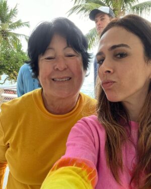 Tatá Werneck Instagram - Amigos há 20 anos, amigos novos , meus pais e minha tia . Meu marido e minha filha. Obrigada por todas as mensagens lindas que recebi de aniversário. Recebi muitas flores lindas e muito amor. Agradeço demais pela folga alcançada (obrigada produção da novela!) pq são semanas emendando . Minha sinto cada vez mais feliz fazendo o que amo sabendo que o nosso maior bem é a saúde e as relações que fazemos. Um beijo da minha diástase em vcs! Obrigada meu Deus por ser perfeito em cada detalhe. 🦋