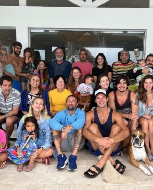 Tatá Werneck Instagram - Amigos há 20 anos, amigos novos , meus pais e minha tia . Meu marido e minha filha. Obrigada por todas as mensagens lindas que recebi de aniversário. Recebi muitas flores lindas e muito amor. Agradeço demais pela folga alcançada (obrigada produção da novela!) pq são semanas emendando . Minha sinto cada vez mais feliz fazendo o que amo sabendo que o nosso maior bem é a saúde e as relações que fazemos. Um beijo da minha diástase em vcs! Obrigada meu Deus por ser perfeito em cada detalhe. 🦋