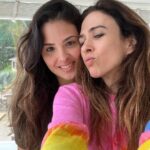 Tatá Werneck Instagram - Amigos há 20 anos, amigos novos , meus pais e minha tia . Meu marido e minha filha. Obrigada por todas as mensagens lindas que recebi de aniversário. Recebi muitas flores lindas e muito amor. Agradeço demais pela folga alcançada (obrigada produção da novela!) pq são semanas emendando . Minha sinto cada vez mais feliz fazendo o que amo sabendo que o nosso maior bem é a saúde e as relações que fazemos. Um beijo da minha diástase em vcs! Obrigada meu Deus por ser perfeito em cada detalhe. 🦋