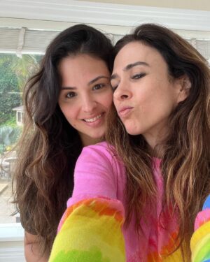 Tatá Werneck Instagram - Amigos há 20 anos, amigos novos , meus pais e minha tia . Meu marido e minha filha. Obrigada por todas as mensagens lindas que recebi de aniversário. Recebi muitas flores lindas e muito amor. Agradeço demais pela folga alcançada (obrigada produção da novela!) pq são semanas emendando . Minha sinto cada vez mais feliz fazendo o que amo sabendo que o nosso maior bem é a saúde e as relações que fazemos. Um beijo da minha diástase em vcs! Obrigada meu Deus por ser perfeito em cada detalhe. 🦋