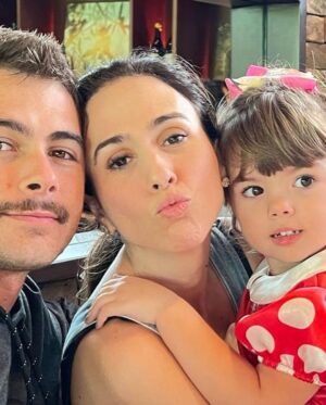 Tatá Werneck Instagram - 7 anos juntos! 7 anos achando você o homem mais lindo do mundo depois do Bruno Mars. 7 anos tentando entender como alguém pode acordar bonito se eu acordo parecendo que corri a meia maratona com obstáculos. 7 anos que eu acho que não vai dar certo . 7 anos que reclamo que vc não gosta de fofoca e eu gasto todo meu pacote de dados ligando pras minhas amigas. Que eu não consigo ter um desodorante pq vc leva . Que eu admiro sua relação com os animais. E me incluo nisso pq tenho lugar de fala de capivara. Que eu acho a sua comida a mais maravilhosa (entendam como quiserem . Mas estava falando de macarrão). Que eu te admiro demais como ator . Que eu aprendo com vc pequenas coisas que deveria ter aprendido quando era pequena apesar de ainda ser pequena. E nesses 7 anos, acho que foi a primeira vez que nos não lembramos do nosso aniversário pela internet.  Não somos um casal perfeito. Somos um casal normal. E eu acho isso perfeito . Te amo