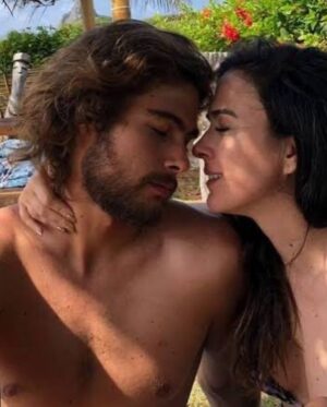 Tatá Werneck Instagram - 7 anos juntos! 7 anos achando você o homem mais lindo do mundo depois do Bruno Mars. 7 anos tentando entender como alguém pode acordar bonito se eu acordo parecendo que corri a meia maratona com obstáculos. 7 anos que eu acho que não vai dar certo . 7 anos que reclamo que vc não gosta de fofoca e eu gasto todo meu pacote de dados ligando pras minhas amigas. Que eu não consigo ter um desodorante pq vc leva . Que eu admiro sua relação com os animais. E me incluo nisso pq tenho lugar de fala de capivara. Que eu acho a sua comida a mais maravilhosa (entendam como quiserem . Mas estava falando de macarrão). Que eu te admiro demais como ator . Que eu aprendo com vc pequenas coisas que deveria ter aprendido quando era pequena apesar de ainda ser pequena. E nesses 7 anos, acho que foi a primeira vez que nos não lembramos do nosso aniversário pela internet.  Não somos um casal perfeito. Somos um casal normal. E eu acho isso perfeito . Te amo