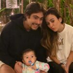 Tatá Werneck Instagram - 7 anos juntos! 7 anos achando você o homem mais lindo do mundo depois do Bruno Mars. 7 anos tentando entender como alguém pode acordar bonito se eu acordo parecendo que corri a meia maratona com obstáculos. 7 anos que eu acho que não vai dar certo . 7 anos que reclamo que vc não gosta de fofoca e eu gasto todo meu pacote de dados ligando pras minhas amigas. Que eu não consigo ter um desodorante pq vc leva . Que eu admiro sua relação com os animais. E me incluo nisso pq tenho lugar de fala de capivara. Que eu acho a sua comida a mais maravilhosa (entendam como quiserem . Mas estava falando de macarrão). Que eu te admiro demais como ator . Que eu aprendo com vc pequenas coisas que deveria ter aprendido quando era pequena apesar de ainda ser pequena. E nesses 7 anos, acho que foi a primeira vez que nos não lembramos do nosso aniversário pela internet. Não somos um casal perfeito. Somos um casal normal. E eu acho isso perfeito . Te amo