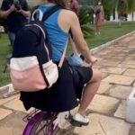 Tatá Werneck Instagram - Bastidores do filme @minhairmaeeu_ofilme :) 690 mil pessoas já foram aos cinemas ver nosso filme! Aproveita o dia de hoje e vai com sua família 😍❤️🦋🦋 e nunca andem c bicicletas de criança. Fiquei c dois machucados no joelho em menos de 5 minutos . Além de ter magoado uma criança que não sabia que teria que emprestar sua Bicicleta