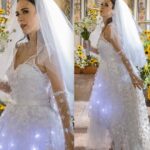 Tatá Werneck Instagram - #TERRAEPAIXÃO 📺 Lá vem a noiva! 💐 Anely vai mesmo se casar com Natercinho. Tudo por interesse, claro, já que o cara tem muita grana. Decidida, a irmã de Lucinda vai surpreender seus convidados com um vestido todo iluminado e será conduzida até o altar pelo sobrinho Cristian. 🥰 Será que Luigi irá aceitar perder sua amada tão facilmente? [📸: Globo/Fábio Rocha]