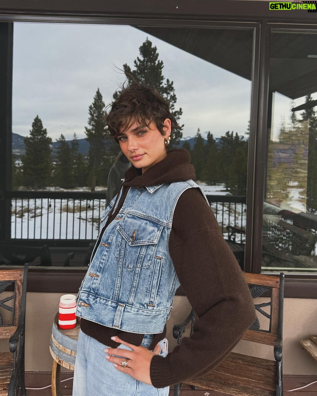 Taylor Hill Instagram - Grateful ❄️🤍✨ Colorado