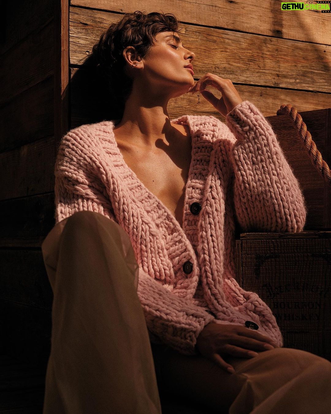 Taylor Hill Instagram - 🤎✨ @ccaliforniastyle @jennifersmith_c PHOTOGRAPHER @david_roemer FASHION DIRECTION @petraflannery CHIEF CREATIVE OFFICER @james_timmins CHIEF CONTENT OFFICER @andrewebarker INTERVIEW @robertjhaskell HAIR @bobbyeliot MAKEUP @karo_kangas PROP STYLIST Ali Gallagher @11thhouseagency PRODUCER @laurenrennick LOCATION @topanga_creativeacres