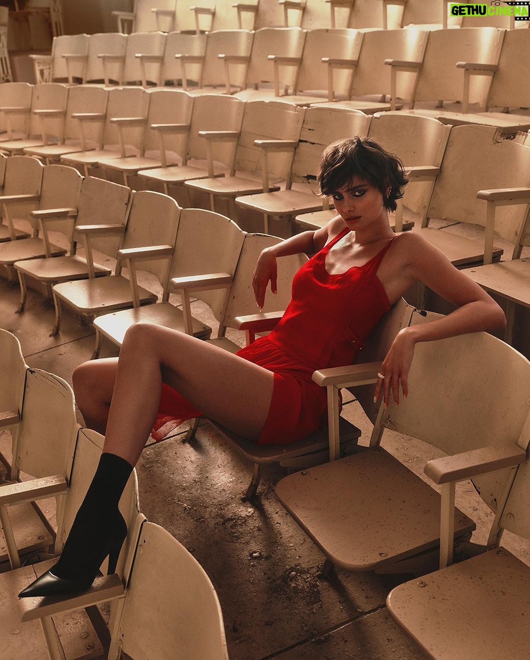 Taylor Hill Instagram - Harper’s Bazaar Greece! Thank you for seeing my vision and making it come to life ✨ @harpersbazaargreece Photographer: @jonnymarlow Stylist: @katie_mossman Makeup Stylist: @stoj_makeupartist Hair Stylist: @tak8133