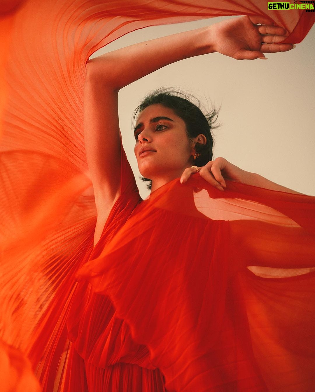 Taylor Hill Instagram - Harper’s Bazaar Greece! Thank you for seeing my vision and making it come to life ✨ @harpersbazaargreece Photographer: @jonnymarlow Stylist: @katie_mossman Makeup Stylist: @stoj_makeupartist Hair Stylist: @tak8133
