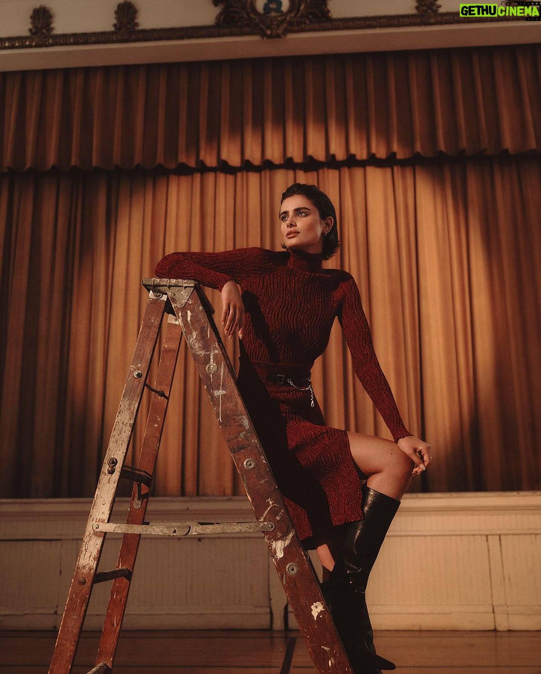 Taylor Hill Instagram - Harper’s Bazaar Greece! Thank you for seeing my vision and making it come to life ✨ @harpersbazaargreece Photographer: @jonnymarlow Stylist: @katie_mossman Makeup Stylist: @stoj_makeupartist Hair Stylist: @tak8133