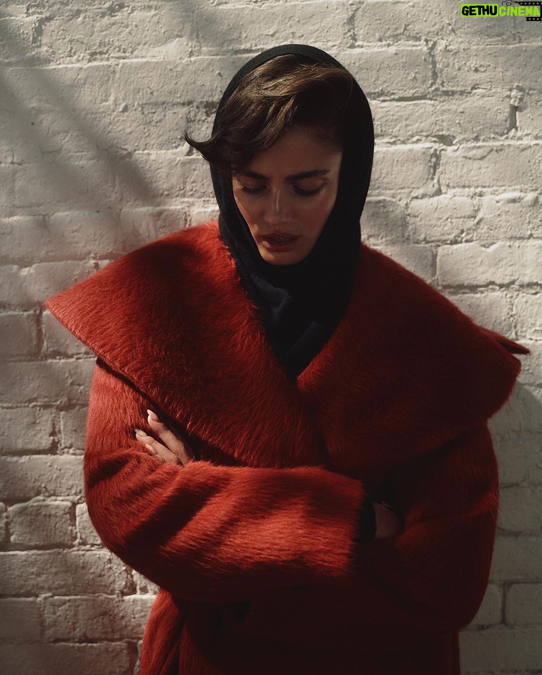 Taylor Hill Instagram - Harper’s Bazaar Greece! Thank you for seeing my vision and making it come to life ✨ @harpersbazaargreece Photographer: @jonnymarlow Stylist: @katie_mossman Makeup Stylist: @stoj_makeupartist Hair Stylist: @tak8133