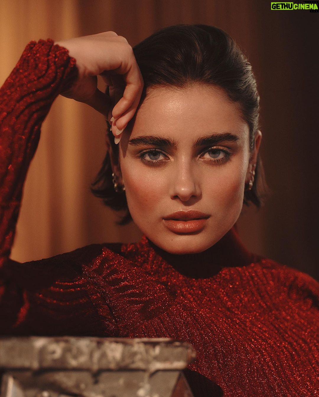 Taylor Hill Instagram - Harper’s Bazaar Greece! Thank you for seeing my vision and making it come to life ✨ @harpersbazaargreece Photographer: @jonnymarlow Stylist: @katie_mossman Makeup Stylist: @stoj_makeupartist Hair Stylist: @tak8133