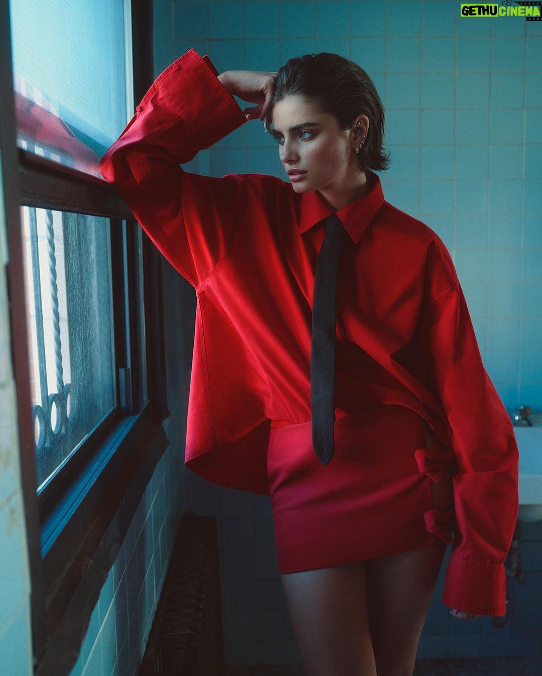 Taylor Hill Instagram - Harper’s Bazaar Greece! Thank you for seeing my vision and making it come to life ✨ @harpersbazaargreece Photographer: @jonnymarlow Stylist: @katie_mossman Makeup Stylist: @stoj_makeupartist Hair Stylist: @tak8133
