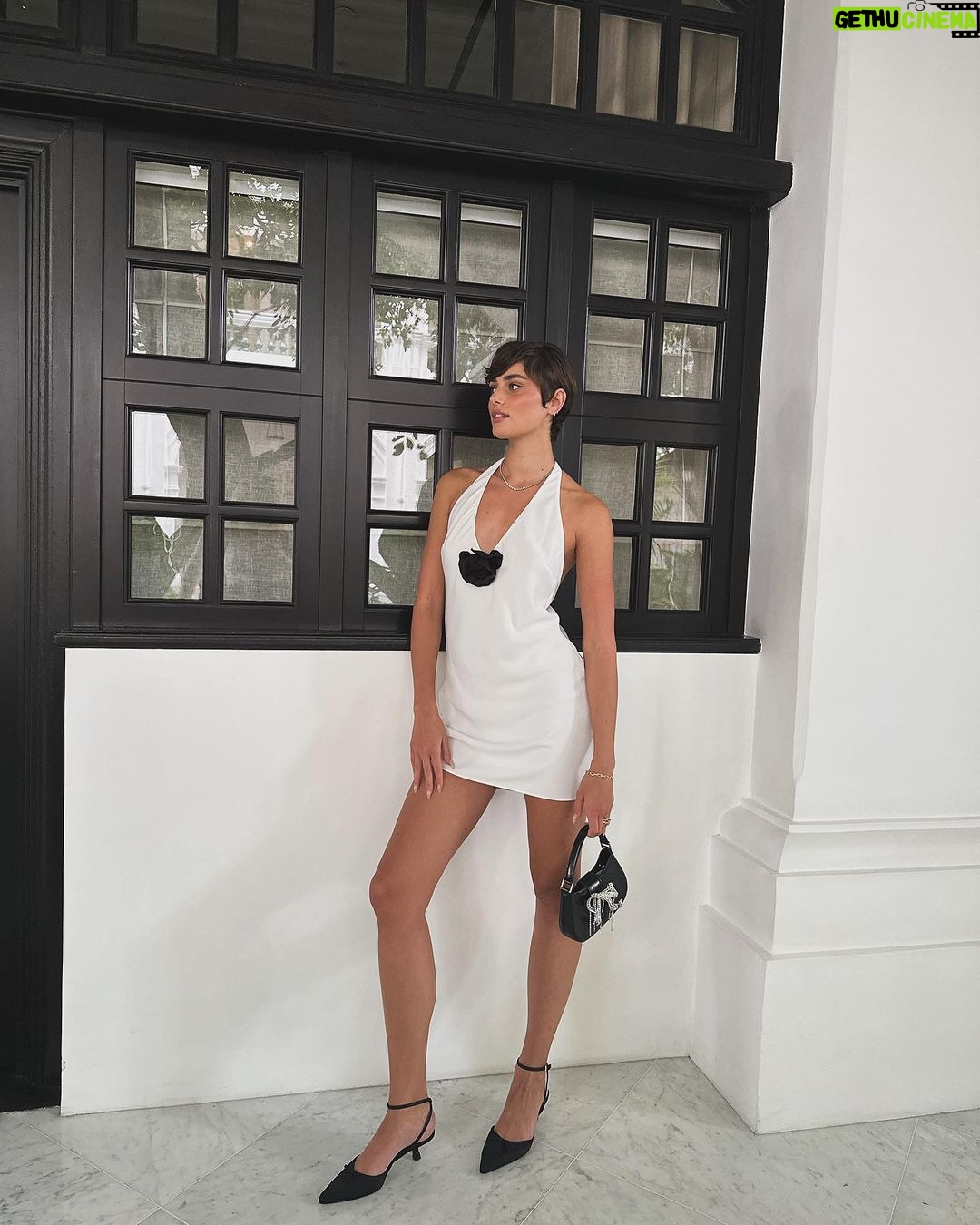 Taylor Hill Instagram - Singapore slinging ✨🖤 @revolve #revolvearoundtheworld