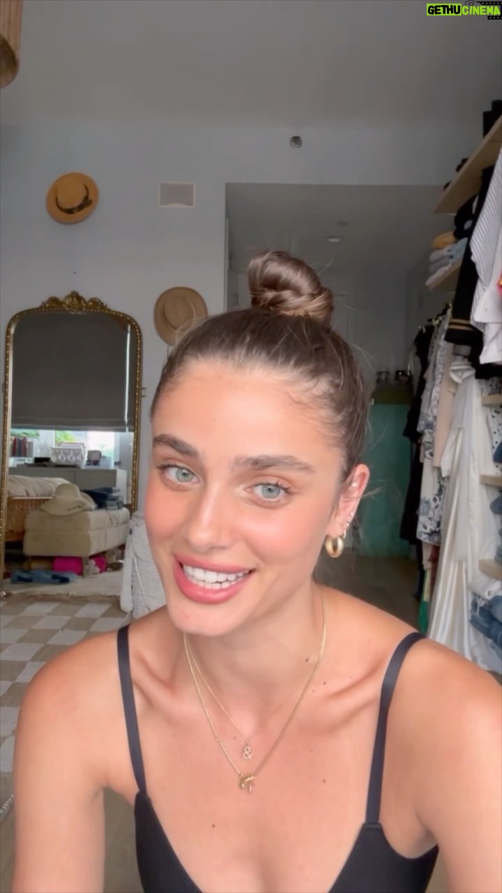 Taylor Hill Instagram - Denim obsessed is quite the understatement! @freepeople had so many unique pairs that I thought I’d share…even if they’re a little out there.