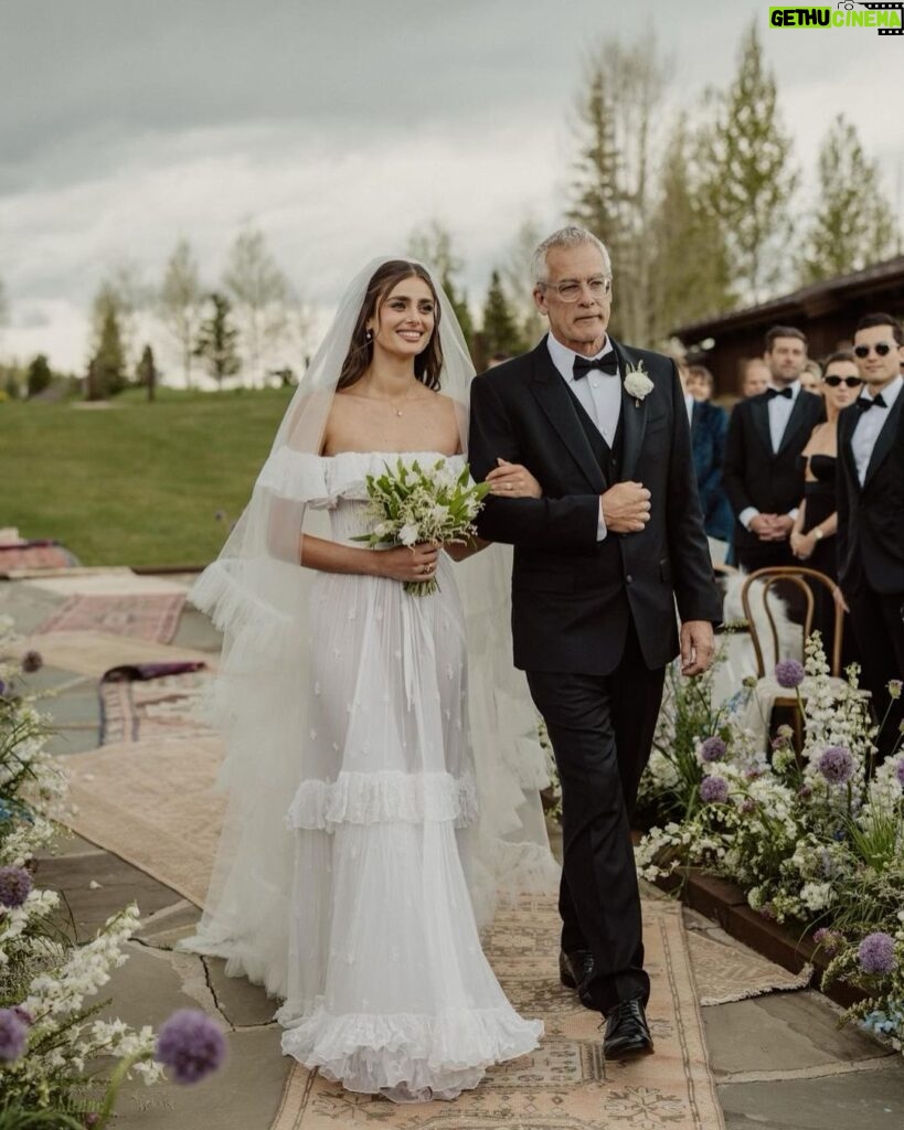 Taylor Hill Instagram - Happy Father’s Day @dg_hill I love you so much! Thank you for being the best dad and for walking me down the aisle 🤍
