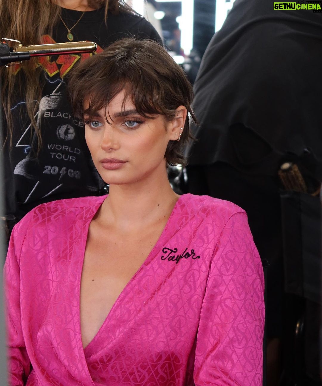 Taylor Hill Instagram - Thank you @victoriassecret for such a magical night ✨ it felt good being back on the pink carpet 💗 I’m so grateful to have been a small part of this very special project and I can’t wait to see the final film. New York, New York