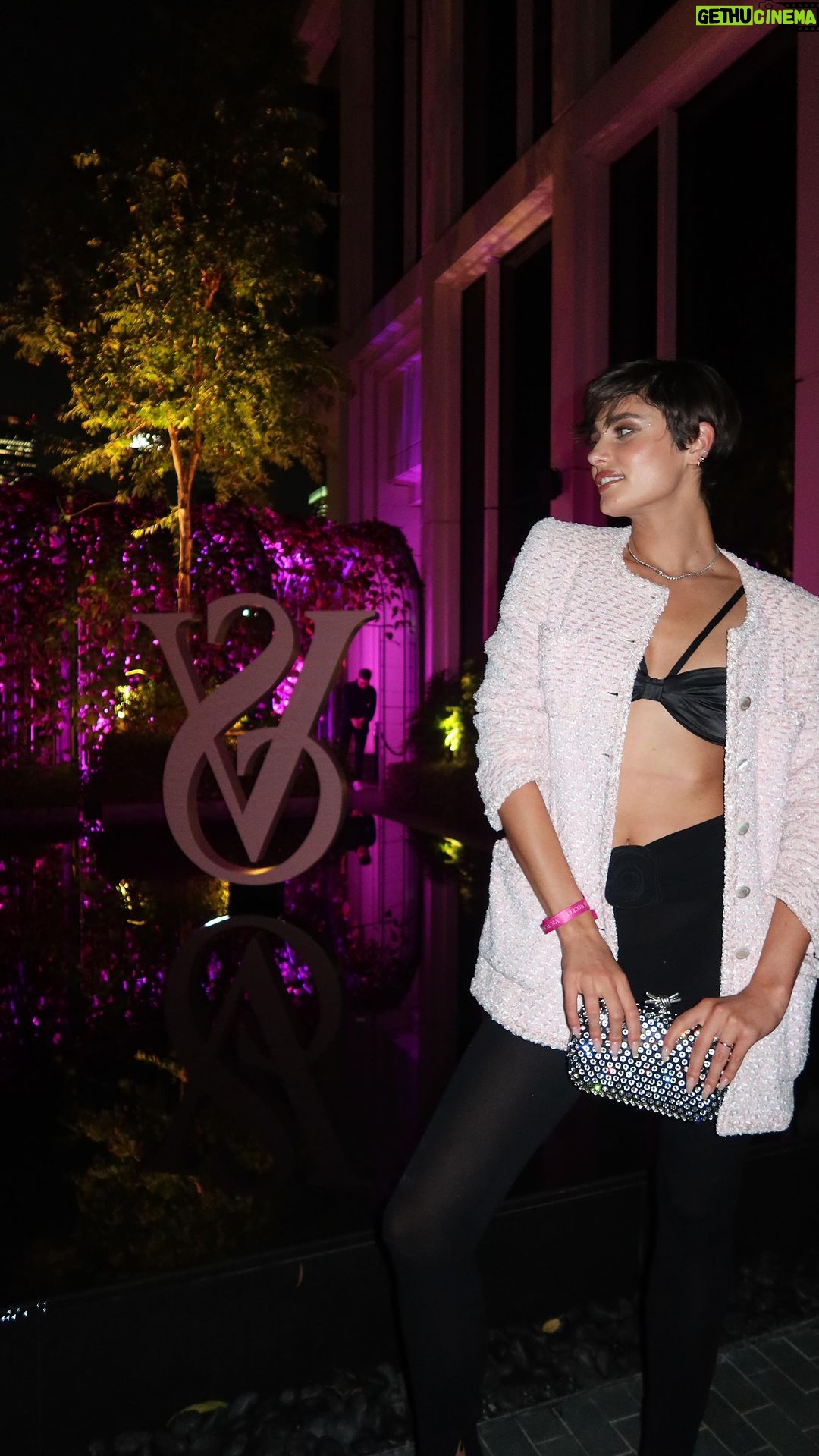 Taylor Hill Instagram - Singapore with @victoriassecret 💕