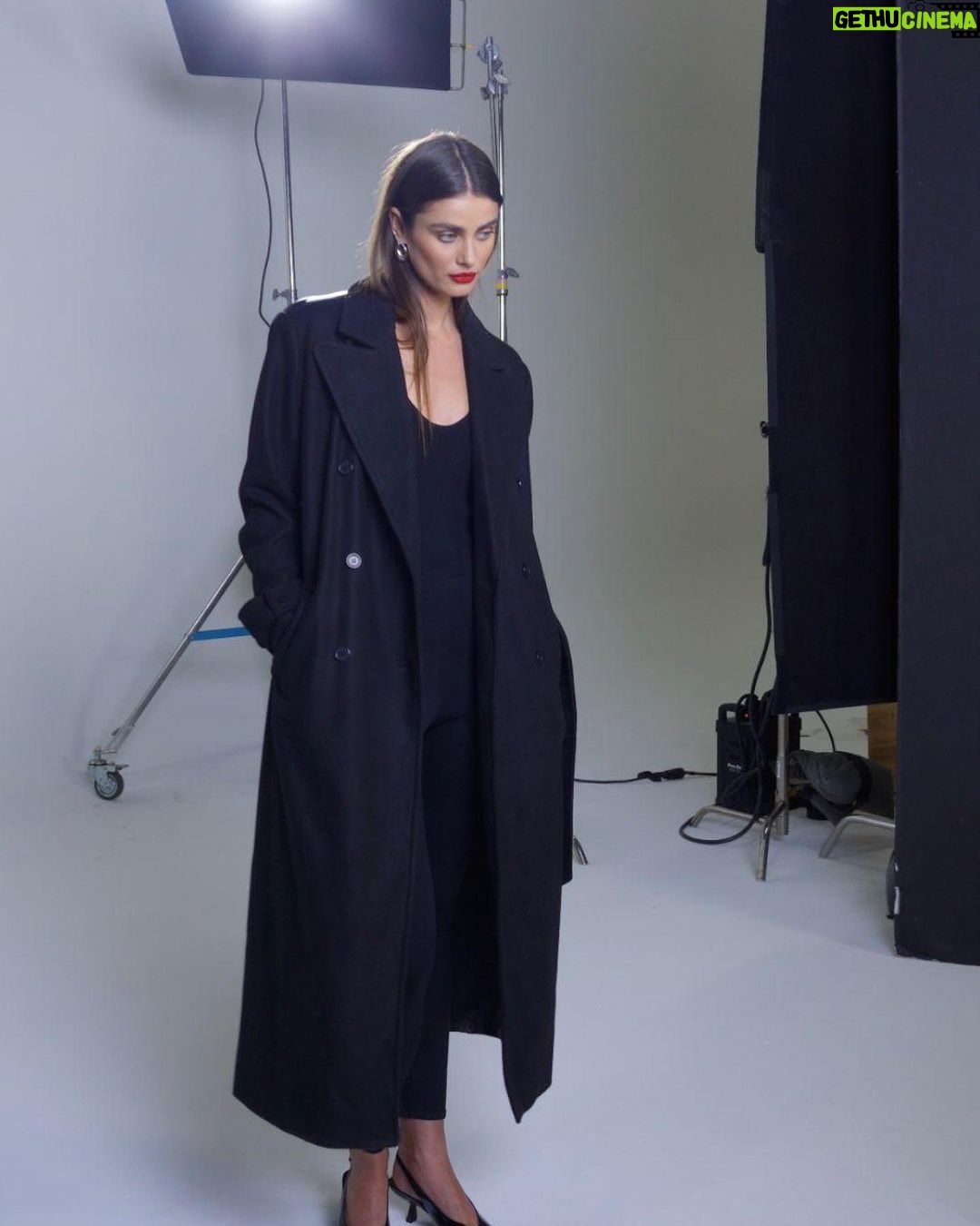Taylor Hill Instagram - Sneak peek into my photoshoot with @forever21 and @barneysny 🖤Shop the iconic @forever21 x Barneys NY capsule collection Thursday, 9/7 online and in select Forever 21 stores! #F21XBARNEYSNY