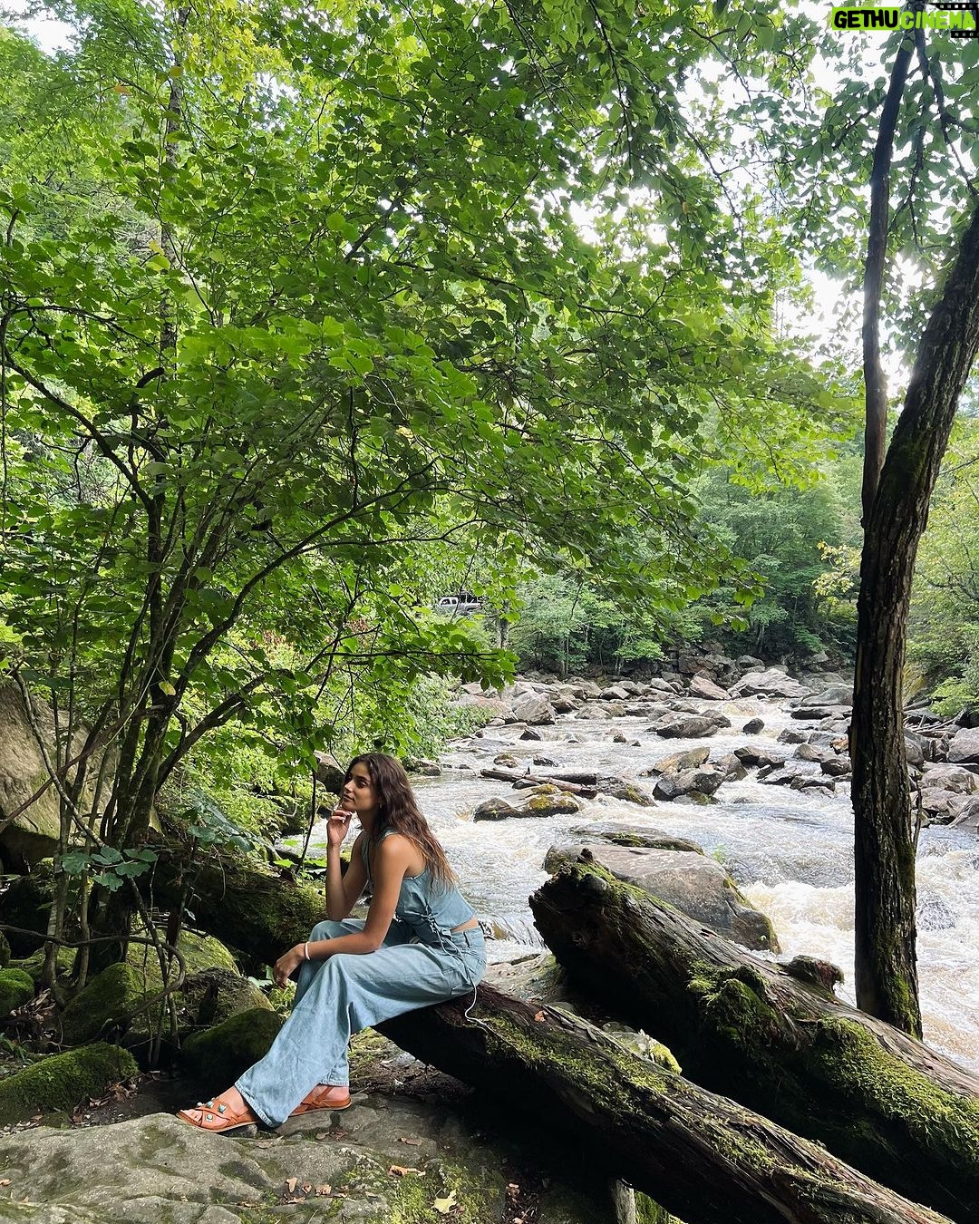 Taylor Hill Instagram - Blue Jean daydream 💙 Tennessee
