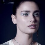 Taylor Hill Instagram - This season, modern grunge goes luxe, as cool tones meet metallic brushstrokes, and tantalizing textures. Swipe through, and pick up your copy of #VogueArabia to see @taylor_hill take on the trend. هذا الموسم، دخل الغرنج العصري عالم الفخامة حيث تلتقي الألوان اللافتة واللمسات المعدنية والأقمشة الجذابة. تصفحي الصور وسارعي باقتناء نسختك من #ڤوغ_العربية لمشاهدة كيف تألقت تايلور هيل بهذه الصيحة. Photography: @beau_nelson Creative director: @ryanlucca Style: @iamnatabocha Makeup: @liselottevansaarloos Hair: @eddyscudo Nails: @enamelle