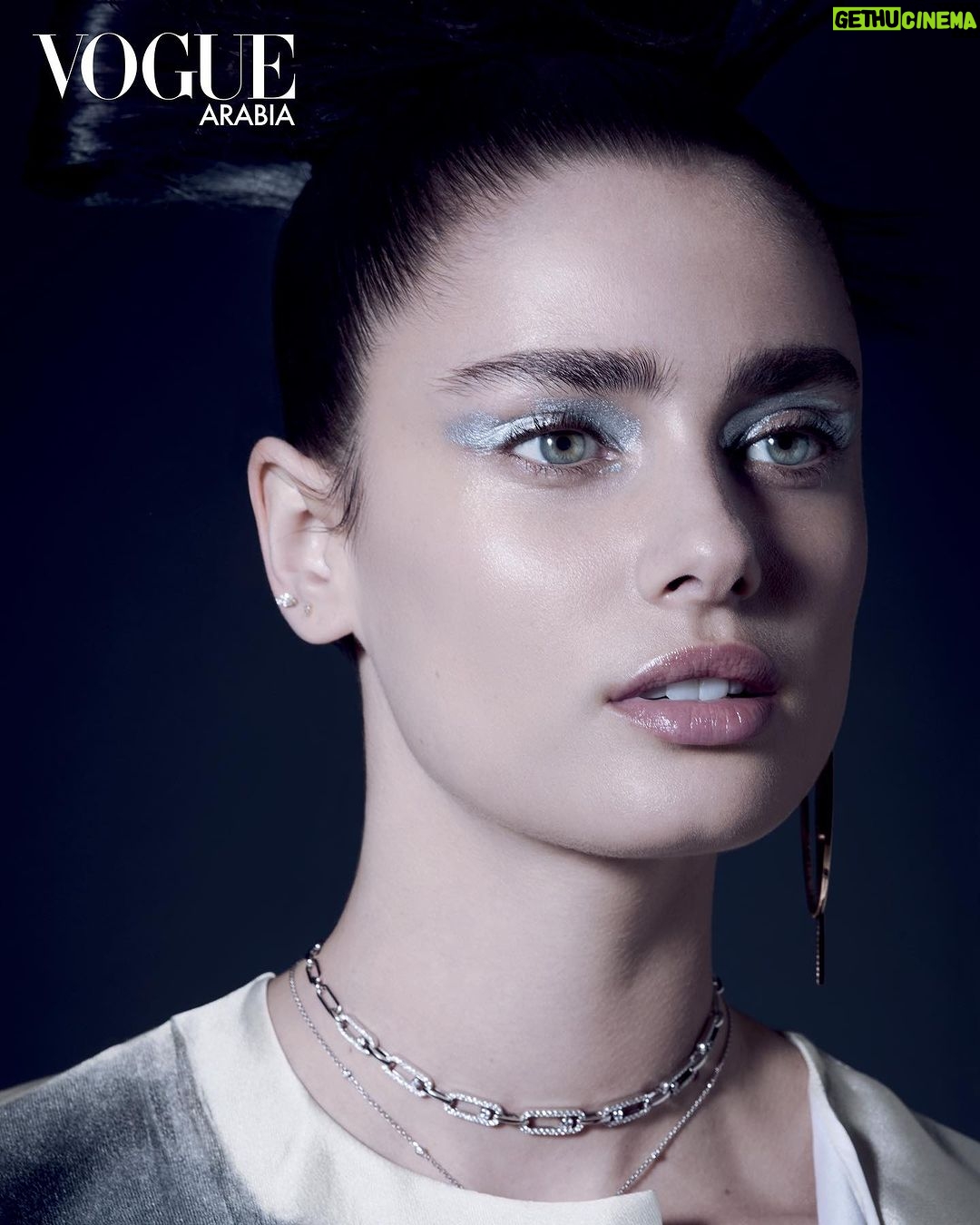 Taylor Hill Instagram - This season, modern grunge goes luxe, as cool tones meet metallic brushstrokes, and tantalizing textures. Swipe through, and pick up your copy of #VogueArabia to see @taylor_hill take on the trend. هذا الموسم، دخل الغرنج العصري عالم الفخامة حيث تلتقي الألوان اللافتة واللمسات المعدنية والأقمشة الجذابة. تصفحي الصور وسارعي باقتناء نسختك من #ڤوغ_العربية لمشاهدة كيف تألقت تايلور هيل بهذه الصيحة. Photography: @beau_nelson Creative director: @ryanlucca Style: @iamnatabocha Makeup: @liselottevansaarloos Hair: @eddyscudo Nails: @enamelle