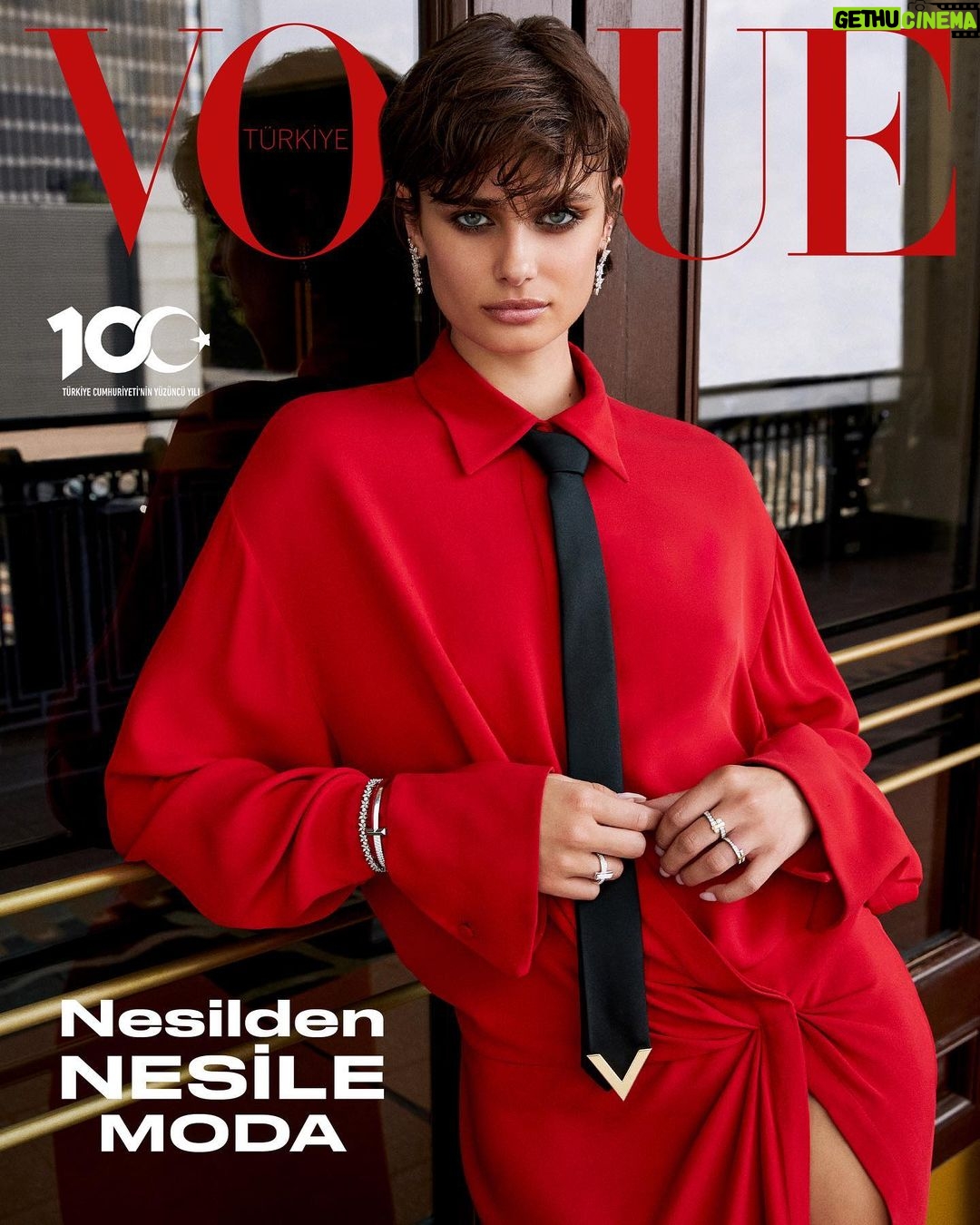 Taylor Hill Instagram - Cumhuriyetimizin 100. yılı kutlu olsun! Vogue Türkiye Ekim 2023’te moda dünyasına kuşak penceresinden bakarak nesiller arası meydana gelen değişimleri gözlemliyoruz. Tarih boyunca bir iletişim aracı olarak kabul edilen modanın toplum üstündeki etkileri. Sessiz neslin bugün moda döngüsünde sesli nesle miras bıraktığı trendler. 50’li yılların maksi ve kabarık etekleri moda sahnesine geri dönüşü. Moda klanının en güçlü oyuncusu tartan. Geçmişe duyduğumuz özlemle ortaya çıkan “nostalji pazarlama” akımı. 20’lik gençlerin yerel moda endüstrisindeki yolculukları. Miras markaların günümüze uyarlanması. Yeniliğin stille buluştuğu moda dünyasında teknoloji merkezli startup’lar. Trendlerin mevsimler kadar hızlı değiştiği modanın 50 yıl sonraki geleceğine zaman yolculuğu. Kökünde nesiller arası saygı ve değer aktarımı içeren sürdürülebilirlik kavramının tarih boyunca yaşadığı dönüşüm. Nesilden nesle usta-çırak ilişkisi ile aktarılan yerel zanaatlar. Dijital girişimci #CarolineDaur. Yeni başlangıçların peşinden giden #AycaAysinTuran. Hepsi ve daha fazlası #TaylorHill’in yer aldığı #VogueTürkiye Ekim 2023’te. Genel yayın yönetmeni: @debora_zakuto Moda editörü: @sandyarmeni Fotoğraf: @maxpapendieck Casting direktörü: @legainsbourg Model: @taylor_hill @imgmodels Makyaj: @therealpfficialfrankb Saç: @ward_hair_official Manikür: @jazzstyle Prodüksiyon: Felix Cadieu, Kendal Steensen @neighborsbrooklyn Mekan: @casaciprianinyc Katkılarından dolayı The Marmara Park Avenue’ye teşekkür ederiz. @marmaranyc Mücevherler: @tiffanyandco