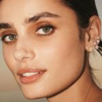 Taylor Hill Instagram - Tis the celebrating season✨ @davidyurman #davidyurman #DYStarburst