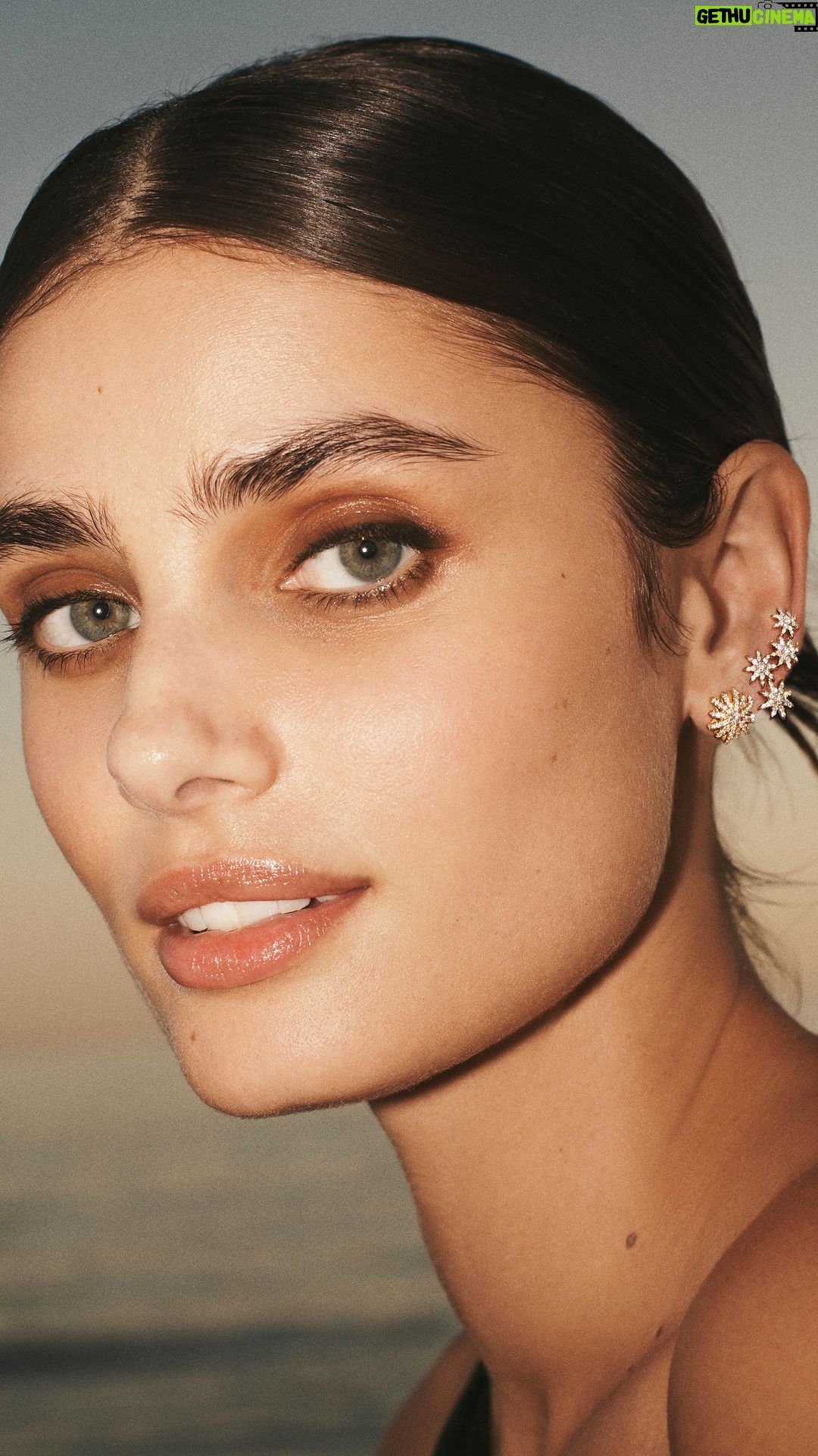 Taylor Hill Instagram - Tis the celebrating season✨ @davidyurman #davidyurman #DYStarburst
