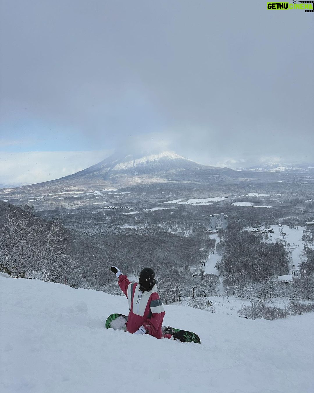 Taylor Hill Instagram - A bucket list place to end the best 🍯🌙 happy holidays everyone 🩵🤍🩶 Higashiyama Niseko Village, a Ritz-Carlton Reserve