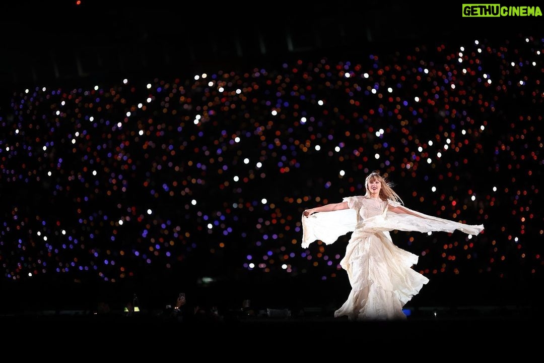 Taylor Swift Instagram - After years of wanting to play in Mexico City, just got to play 4 of the most unforgettable shows for the most beautiful and generous fans. Feeling so grateful for the memories we’re making together on this tour 🥹 TE AMO. 🇲🇽 📷: @hvivas24 @gettyimages