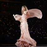Taylor Swift Instagram - Vegas, you were WILD. The crowd of childhood dreams ✨ What’s there to do but play again tonight? Here’s a few pics by Ethan Miller / @gettyimages and a video my dad took!
